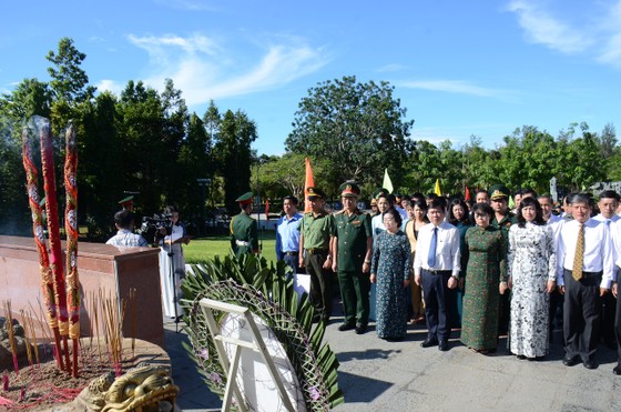 Lãnh đạo TPHCM dâng hương tưởng niệm Anh hùng liệt sĩ tại Nghĩa trang Hàng Dương huyện Côn Đảo ảnh 1