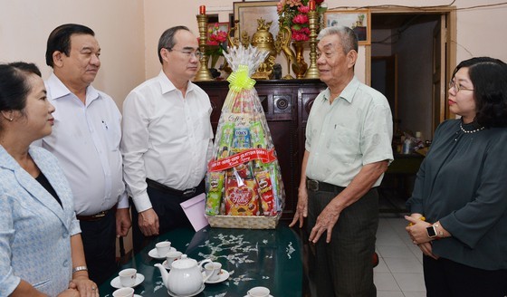 TPHCM tặng quà hơn 75.700 thương binh, liệt sĩ nhân dịp 27-7 ảnh 1