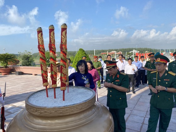 Lãnh đạo TPHCM dâng hương tưởng niệm các anh hùng liệt sĩ ảnh 5