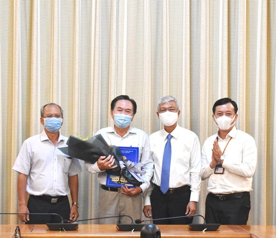 Phó Chủ tịch UBND TPHCM Võ Văn Hoan trao quyết định cán bộ ảnh 2