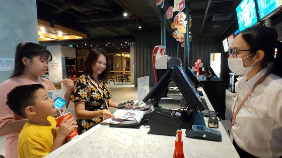 Sở LĐTB-XH TPHCM đề nghị hỗ trợ 27.500 người làm tại quán bar, karaoke, gym bị ảnh hưởng bởi dịch Covid-19 ảnh 1