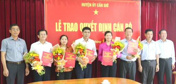 Trao các quyết định nhân sự chủ chốt tại huyện Cần Giờ ảnh 1
