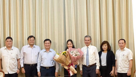 Bà Phan Thị Bình Thuận đến nhận công tác tại Thành ủy TPHCM ảnh 2