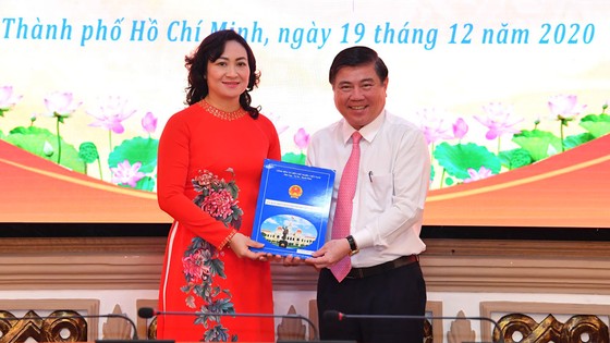 Đồng chí Phan Thị Thắng và Lê Hòa Bình nhận quyết định phê chuẩn chức vụ Phó Chủ tịch UBND TPHCM ảnh 1
