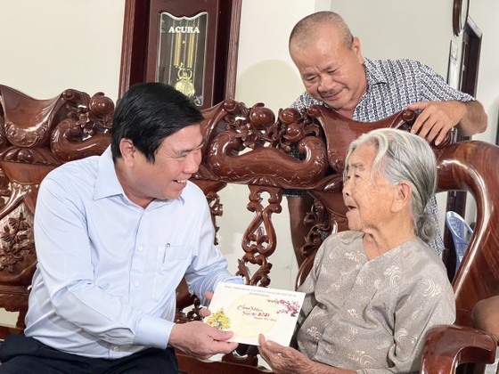 Chủ tịch UBND TPHCM Nguyễn Thành Phong thăm, chúc tết các đơn vị và người dân ảnh 7