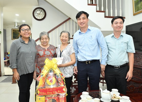 Phó Chủ tịch UBND TPHCM Lê Hòa Bình thăm, chúc tết cán bộ nguyên lãnh đạo Trung ương và TPHCM ảnh 1