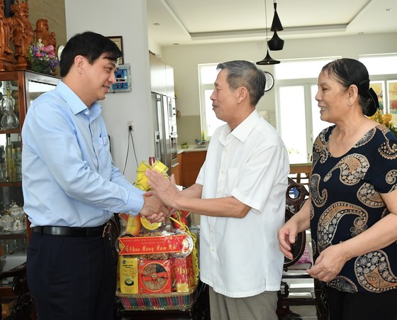Phó Chủ tịch UBND TPHCM Lê Hòa Bình thăm, chúc tết cán bộ nguyên lãnh đạo Trung ương và TPHCM ảnh 5