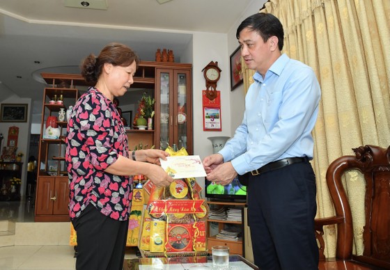 Phó Chủ tịch UBND TPHCM Lê Hòa Bình thăm, chúc tết cán bộ nguyên lãnh đạo Trung ương và TPHCM ảnh 2