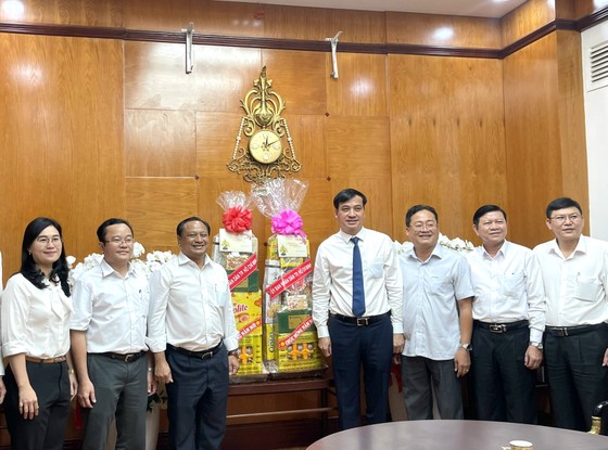 Phó Chủ tịch UBND TPHCM Lê Hòa Bình thăm, chúc tết các cơ quan, đơn vị ảnh 5