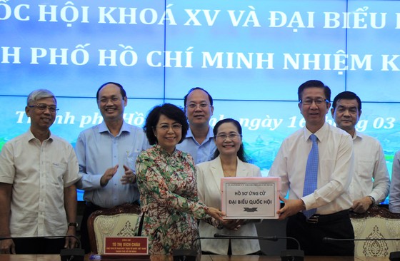 Bàn giao danh sách 224 hồ sơ ứng cử đại biểu Quốc hội, HĐND TPHCM sang Ủy ban MTTQ Việt Nam TPHCM ảnh 1