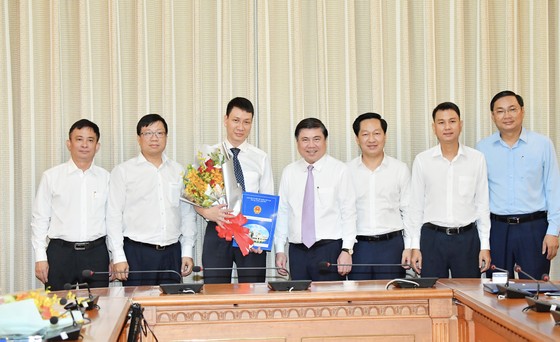 Chủ tịch UBND TPHCM Nguyễn Thành Phong trao các quyết định nhân sự chủ chốt ảnh 5