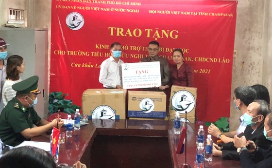 TPHCM trao tặng 590 triệu đồng tới Trường Tiểu học Hữu nghị tỉnh Champasak, Lào ảnh 1