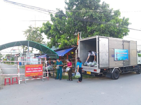 17 chuyến xe Chia sẻ yêu thương ở quê hương Đất thép ảnh 1