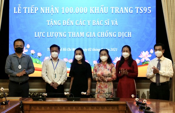 HĐND TPHCM tiếp nhận 100.000 khẩu trang TS95 do kiều bào tặng các lực lượng chống dịch Covid-19 ảnh 1