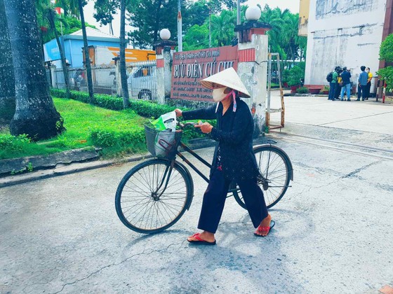 Nhiều đơn vị trao quà cho tuyến đầu chống dịch, khu phong tỏa ảnh 5