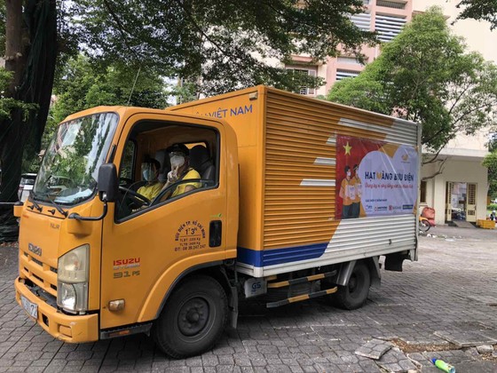 Nhiều đơn vị trao quà cho tuyến đầu chống dịch, khu phong tỏa ảnh 7