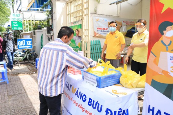 Nhiều đơn vị trao quà cho tuyến đầu chống dịch, khu phong tỏa ảnh 3