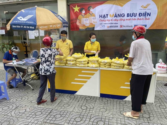 Nhiều đơn vị trao quà cho tuyến đầu chống dịch, khu phong tỏa ảnh 4