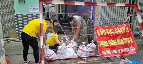 Nhiều đơn vị trao quà cho tuyến đầu chống dịch, khu phong tỏa ảnh 6