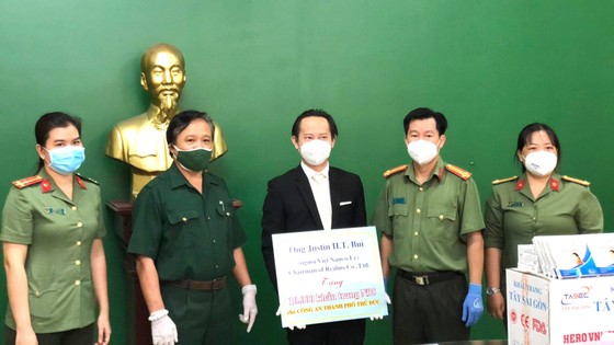 Kiều bào tặng 10.000 khẩu trang N95 tới cán bộ - chiến sĩ công an làm nhiệm vụ chống dịch Covid-19 ảnh 1
