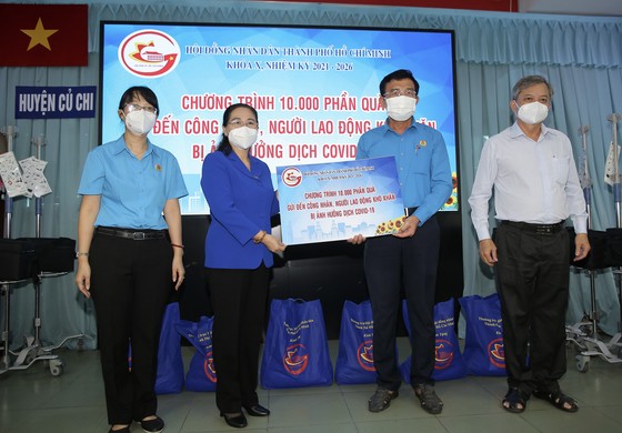 Chủ tịch HĐND TPHCM Nguyễn Thị Lệ cùng các đại biểu trao tận tay 10.000 phần quà hỗ trợ người dân ảnh 4