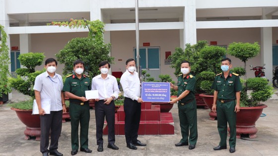 Lãnh đạo TPHCM thăm, động viên người dân và lực lượng tuyến đầu chống dịch Covid-19 ảnh 20