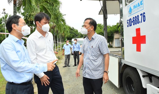 Lãnh đạo TPHCM thăm, động viên người dân và lực lượng tuyến đầu chống dịch Covid-19 ảnh 10