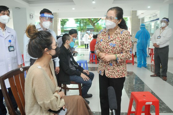 Lãnh đạo TPHCM thăm, động viên người dân và lực lượng tuyến đầu chống dịch Covid-19 ảnh 1