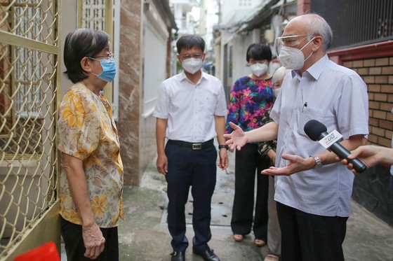 Lãnh đạo TPHCM thăm, động viên người dân và lực lượng tuyến đầu chống dịch Covid-19 ảnh 8
