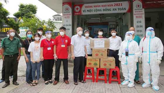 Lãnh đạo TPHCM thăm, động viên người dân và lực lượng tuyến đầu chống dịch Covid-19 ảnh 9