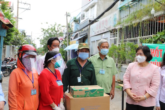 Lãnh đạo TPHCM thăm, động viên người dân và lực lượng tuyến đầu chống dịch Covid-19 ảnh 15