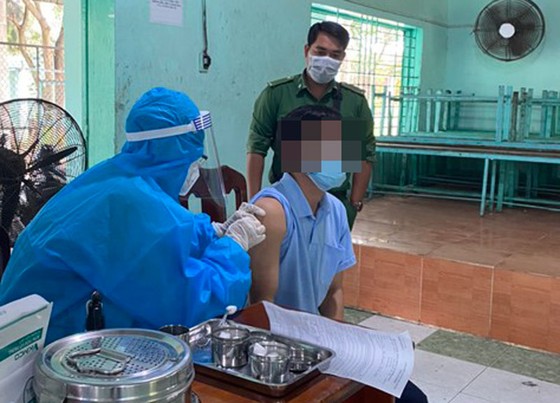 Cơ sở xã hội Nhị Xuân tiêm vaccine cho học viên cai nghiện ma túy ảnh 4