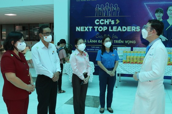 Trao 2.000 phần quà trung thu tới bệnh nhi tại TPHCM ảnh 7