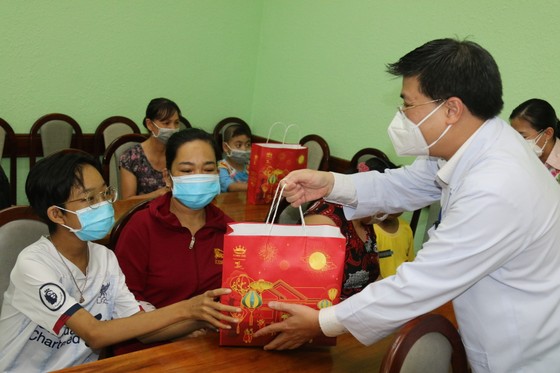 Trao 2.000 phần quà trung thu tới bệnh nhi tại TPHCM ảnh 6
