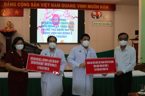 Trao 2.000 phần quà trung thu tới bệnh nhi tại TPHCM ảnh 3