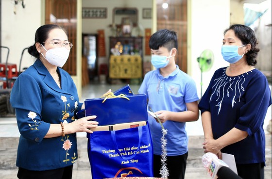 Chủ tịch HĐND TPHCM Nguyễn Thị Lệ thăm, động viên trẻ em mồ côi vì Covid-19 ảnh 4