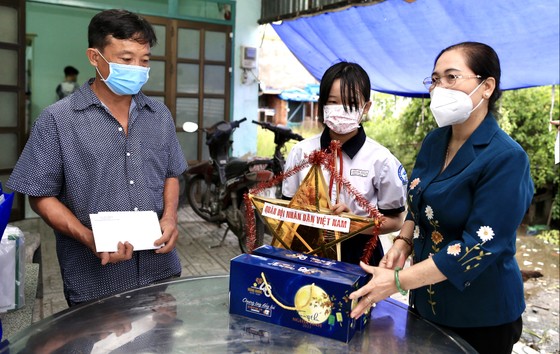 Chủ tịch HĐND TPHCM Nguyễn Thị Lệ thăm, động viên trẻ em mồ côi vì Covid-19 ảnh 7