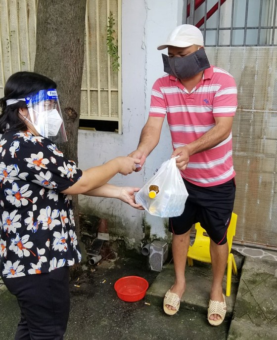 Đoàn đại biểu Quốc hội TPHCM tặng 1.250 phần quà an sinh tới hộ dân quận 12 ảnh 1