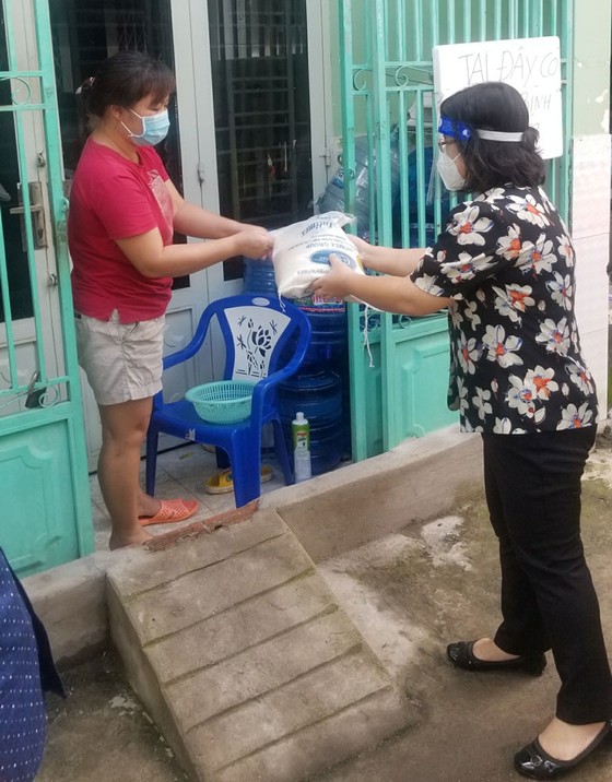 Đoàn đại biểu Quốc hội TPHCM tặng 1.250 phần quà an sinh tới hộ dân quận 12 ảnh 3