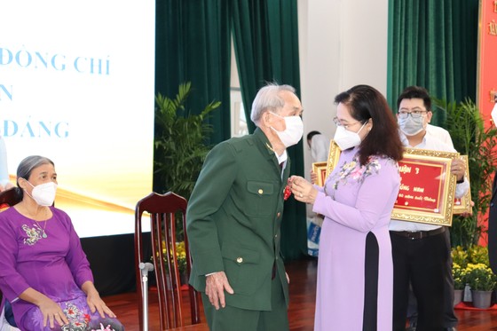 19 đảng viên nhận Huy hiệu Đảng nhân kỷ niệm Cách mạng Tháng 10 Nga ảnh 1