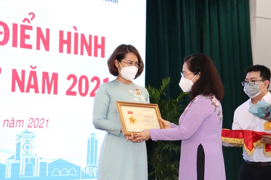 19 đảng viên nhận Huy hiệu Đảng nhân kỷ niệm Cách mạng Tháng 10 Nga ảnh 2