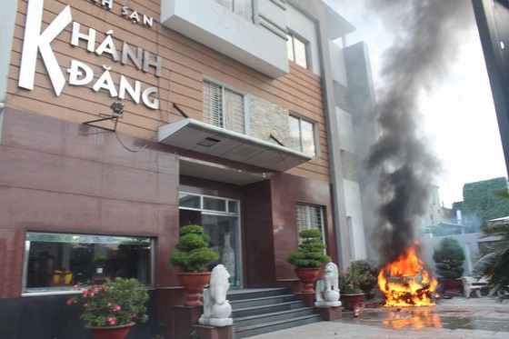 Khách tháo chạy khỏi khách sạn khi chiếc ô tô bất ngờ phát nổ và bốc cháy ảnh 1