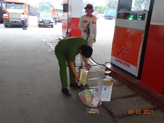 Vụ buôn lậu xăng giả “khủng“: Khám xét 10 điểm kinh doanh xăng dầu tại Bình Dương, TPHCM bắt khẩn cấp vợ chồng chủ cây xăng ảnh 4