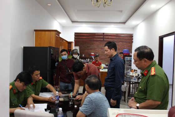 Vụ buôn lậu xăng giả “khủng“: Khám xét 10 điểm kinh doanh xăng dầu tại Bình Dương, TPHCM bắt khẩn cấp vợ chồng chủ cây xăng ảnh 2
