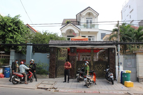 Vụ buôn lậu xăng giả “khủng“: Khám xét 10 điểm kinh doanh xăng dầu tại Bình Dương, TPHCM bắt khẩn cấp vợ chồng chủ cây xăng ảnh 1