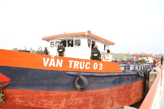 Vụ buôn lậu xăng giả “khủng“: Khám xét 10 điểm kinh doanh xăng dầu tại Bình Dương, TPHCM bắt khẩn cấp vợ chồng chủ cây xăng ảnh 7