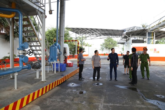 Vụ buôn lậu xăng giả “khủng“: Khám xét 10 điểm kinh doanh xăng dầu tại Bình Dương, TPHCM bắt khẩn cấp vợ chồng chủ cây xăng ảnh 3