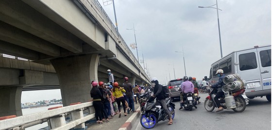 Một phụ nữ để lại xe máy trên cầu Hóa An rồi nhảy xuống sông mất tích ảnh 1