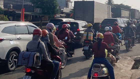 Đồng Nai kẹt xe trên diện rộng, các phương tiện 'chôn chân' trên quốc lộ ảnh 1