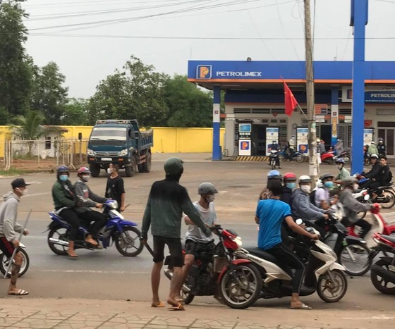 2 nữ sinh lớp 11 kéo hàng chục thanh thiếu niên cầm theo tuýp sắt để 'nói chuyện' ảnh 1